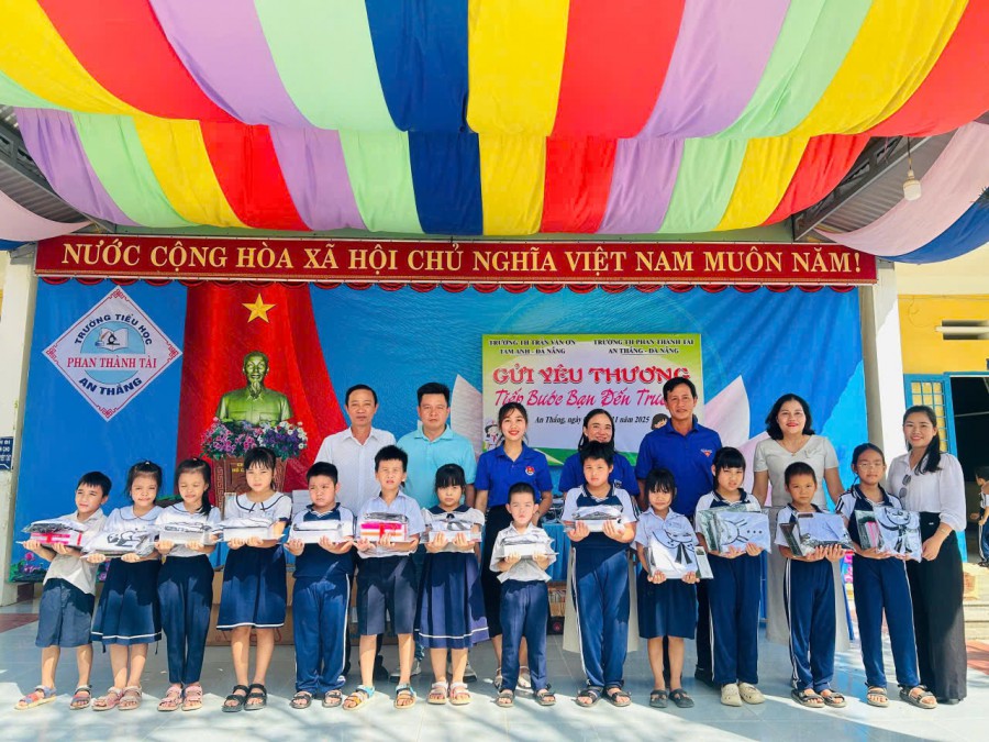 Trao quà cho các em học sinh trường TH Phan Thành Tài  (Khối phố Bằng An Trung, phường An Thắng, thành phố Đà Nẵng)