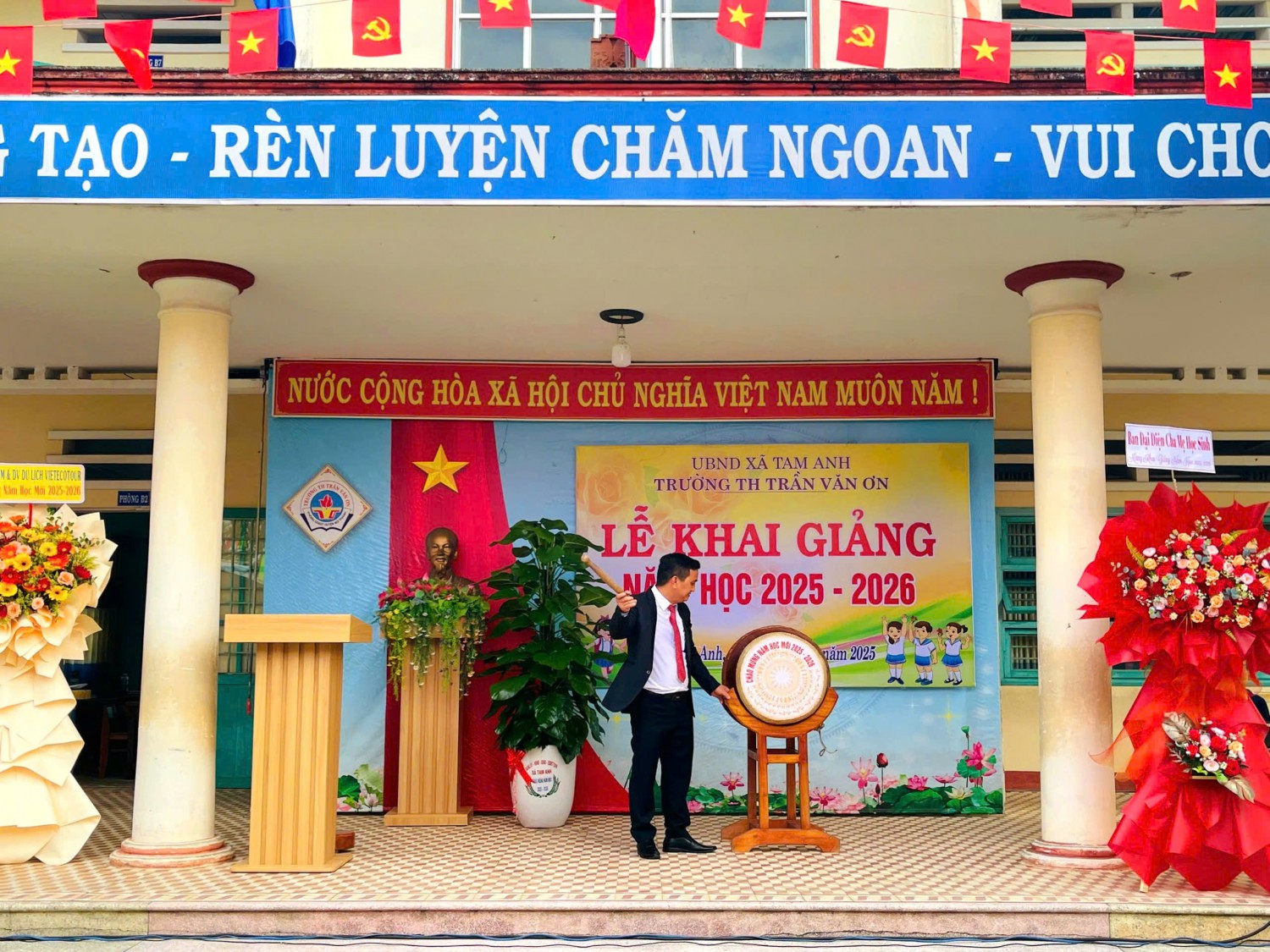 Thầy Nguyễn Đại Ngọc - Bí thư chi bộ, Hiệu trưởng đánh trống Khai giảng năm học mới