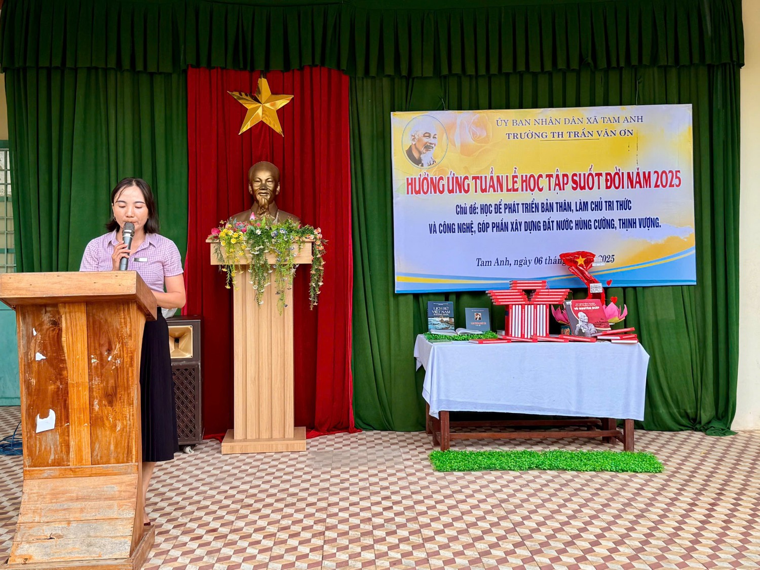 Cô Huỳnh Thị Thu Diễm, nhân viên thư viện giới thiệu sách