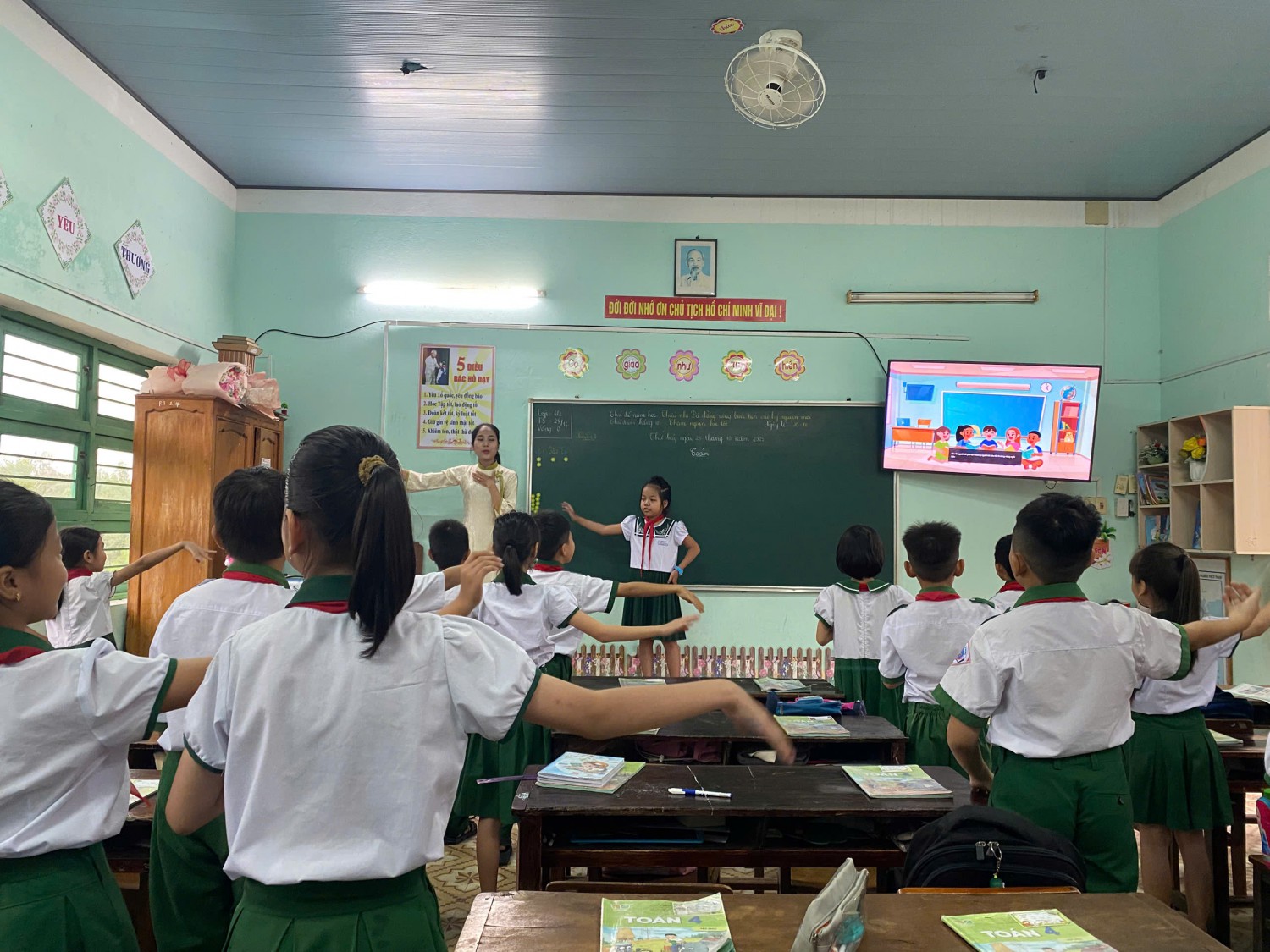 SINH HOẠT CHUYÊN MÔN THEO HƯỚNG NGHIÊN CỨU BÀI HỌC THÁNG 10 CỦA TỔ CHUYÊN MÔN 4