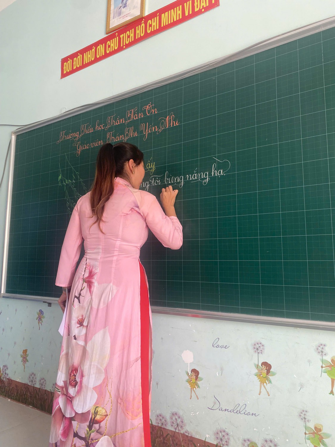 gen h GV đang viết 2