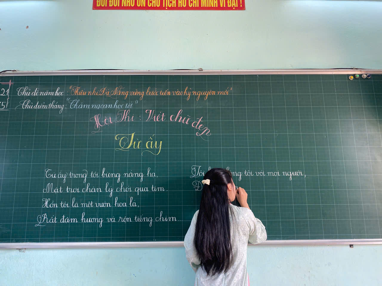 gen h GV đang viết 4