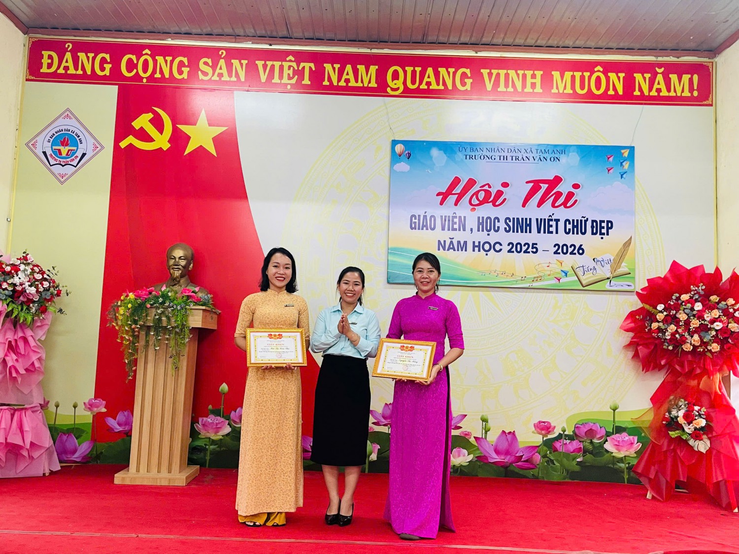 gen h trao thưởng gv giải Nhất