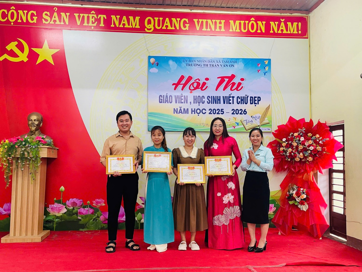 gen h trao thưởng gv giải nhì